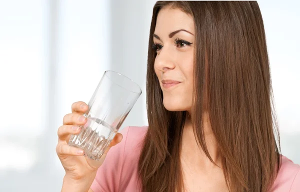 Vatten, dricka, kvinnor. — Stockfoto
