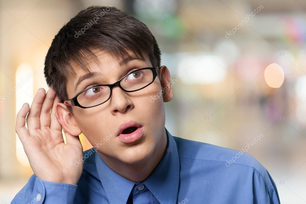 внимательный взгляд. начальник следит за подчиненным через лупу. мужчина в очках. наблюдение в бинокль. палец внимание.