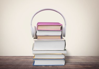 Kulaklıklar, kitap, müzik.