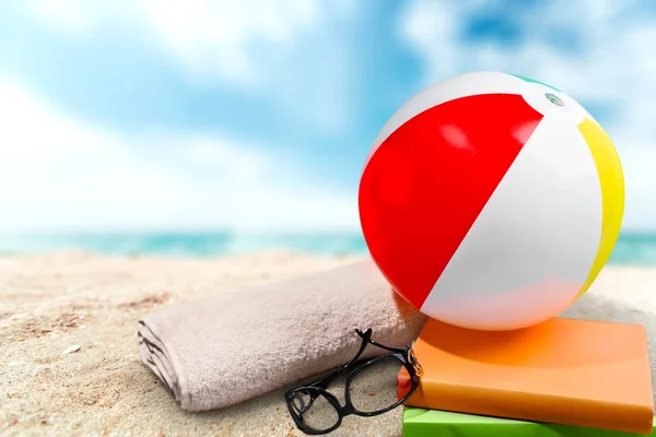Gafas de sol, Bola de playa, Verano . — Foto de Stock