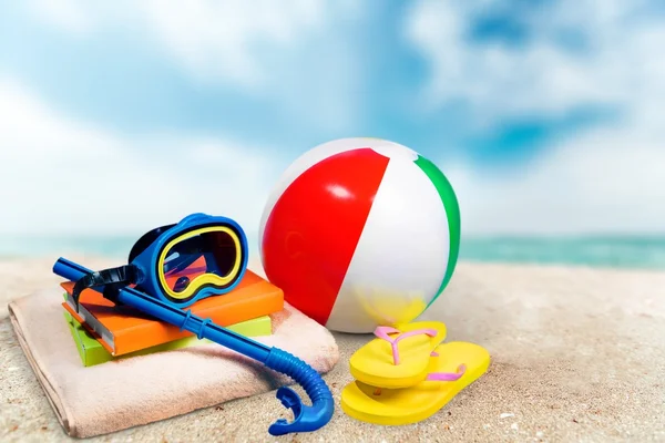 Καλοκαίρι, παραλία μπάλα, γυαλιά ηλίου. — Φωτογραφία Αρχείου