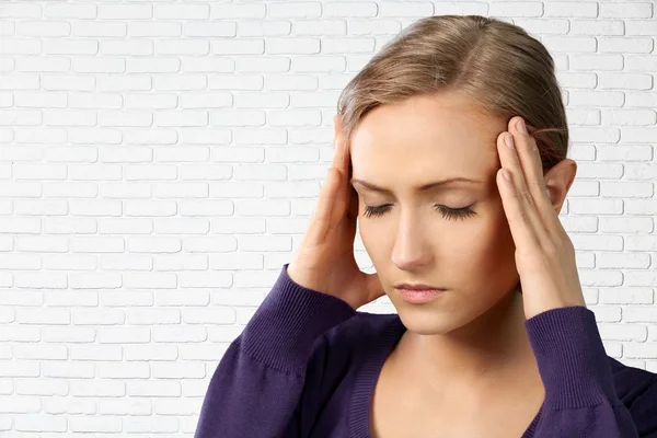 Emotionell Stress, kvinnor, huvudvärk. — Stockfoto