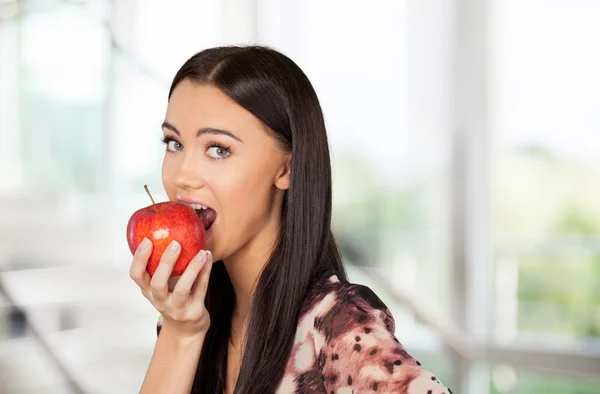 Människans tänder, leende, Apple. — Stockfoto