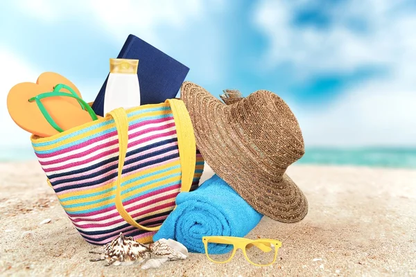 Dovolená, léto, plážové tašky. — Stock fotografie