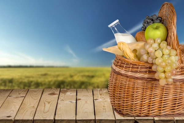 Piknik kosár, kosár élelmiszert. — Stock Fotó