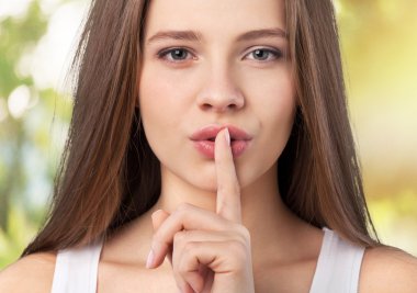 Sır, şşş, parmak.