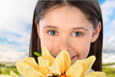 Çocuk, çiçek, oyun.