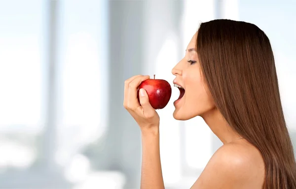 吃苹果妇女. — 图库照片