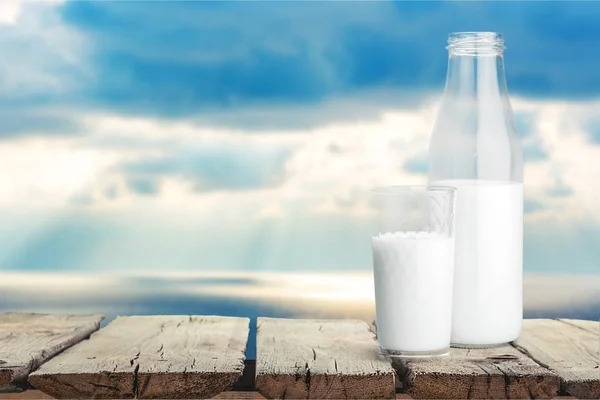 Mleko, mleko butelki, szklane. — Zdjęcie stockowe