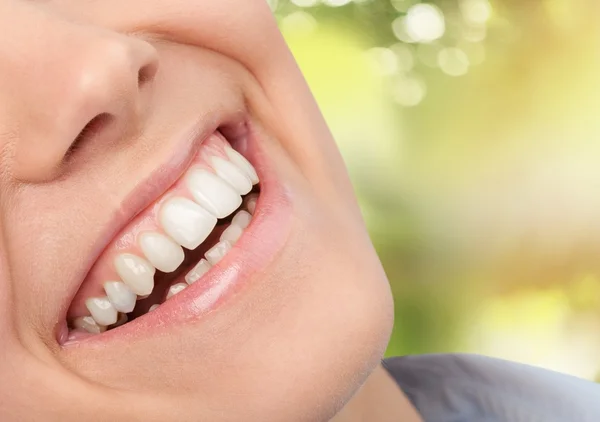 歯を見せる笑顔写真素材、ロイヤリティフリー歯を見せる笑顔画像|Depositphotos®