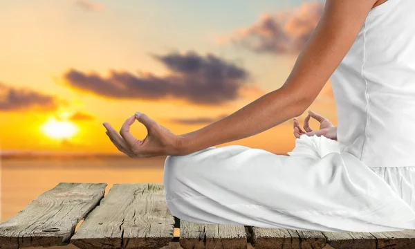 Yoga, mediteren, strand. — Stockfoto