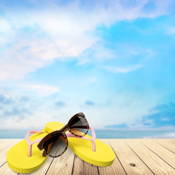 Chanclas, Playa, Gafas de sol . — Foto de Stock