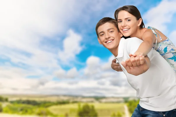 Liefde, heteroseksueel paar, zomer. — Stockfoto