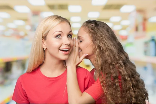 Sussurrando, Mulheres, Amizade . — Fotografia de Stock