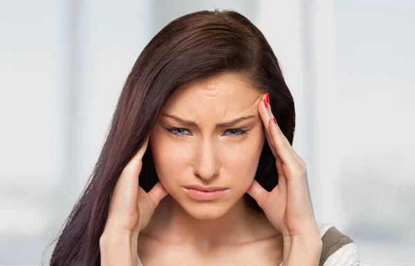 Kopfschmerzen, Frauen, emotionaler Stress. — Stockfoto