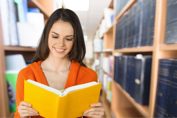 Adolescentes, Adolescentes, Lectura . —  Fotos de Stock