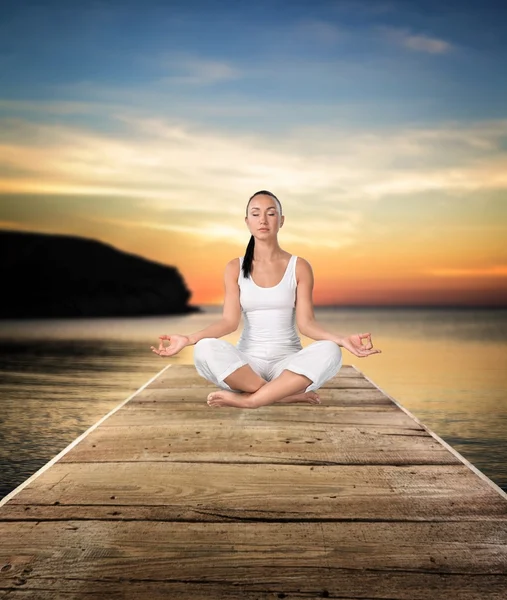 Yoga, mediteren, vrouwen. — Stockfoto