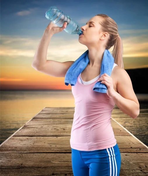 Wasser, trinken, Frau. — Stockfoto