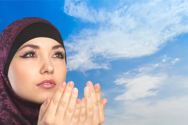 Мусульманка, женщина, молитва . — стоковое фото