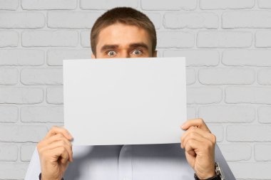 Soru işareti, karışıklık, gizem.