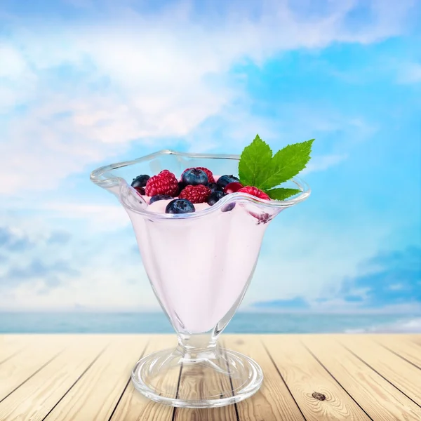 Yoghurt, frukt, bär frukt. — Stockfoto