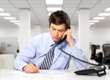 Telefon, iş, erkekler.