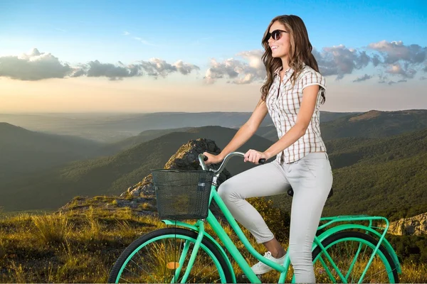 Kobieta, rower miejski. — Zdjęcie stockowe