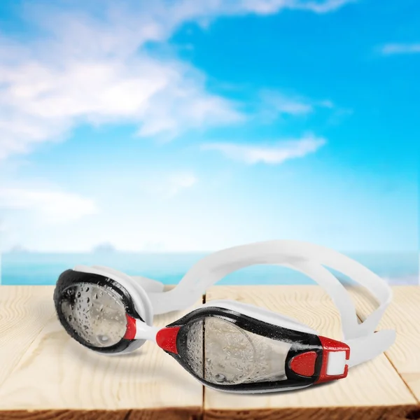 Плавательные очки, изолированные, вода . — стоковое фото