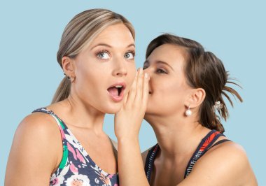 Dostluk, kadınların fısıldayan.