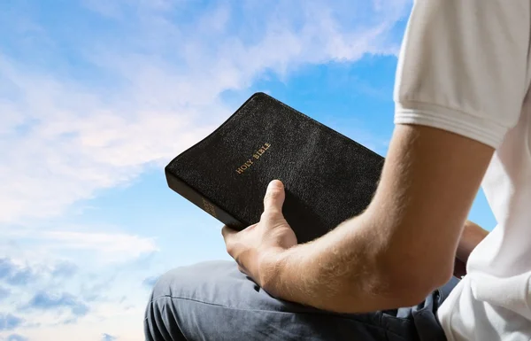 Bible, modlil se, muži. — Stock fotografie
