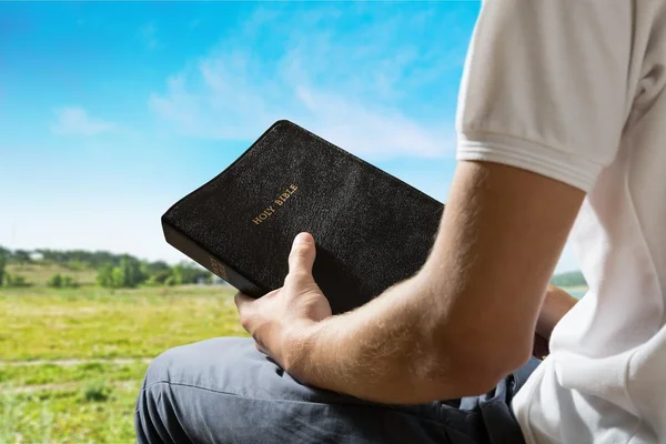 La Biblia, Orando, Hombres . — Foto de Stock