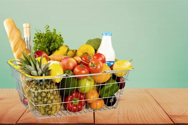 Boodschappen, mand, winkelmandje. — Stockfoto