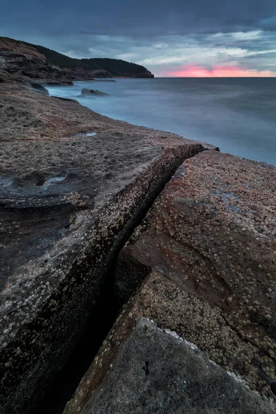 Zbliżenie Skały Obok Akwenu Wodnego Wschodzie Słońca — Zdjęcie stockowe