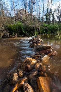 Dağların önündeki vadide bir dere