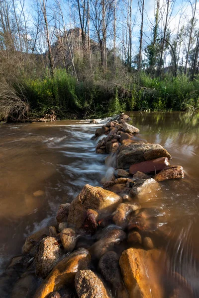 Dağların önündeki vadide bir dere