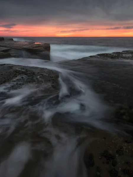 Piękny Wschód Słońca Wybrzeżu Skał — Zdjęcie stockowe