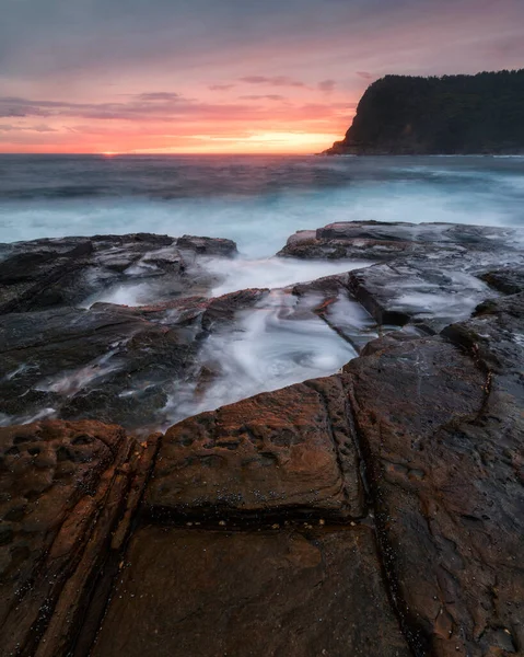 Wschód Słońca Wybrzeżu Wodą Skałach — Zdjęcie stockowe