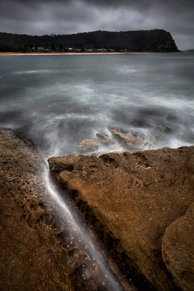 Woda Skałach Wybrzeżu — Zdjęcie stockowe
