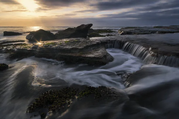 Agua Que Fluye Sobre Las Rocas Playa — Foto de Stock