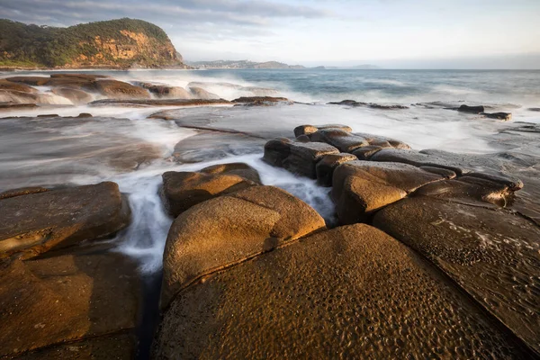 Water Tussen Rotsen Aan Kust — Stockfoto