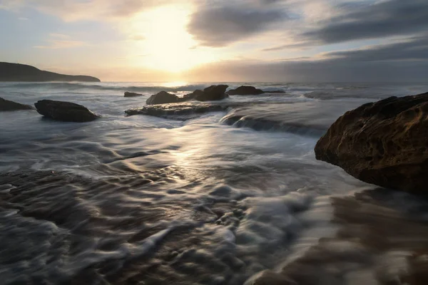 Nascer Sol Praia Com Muito Movimento Oceano — Fotografia de Stock