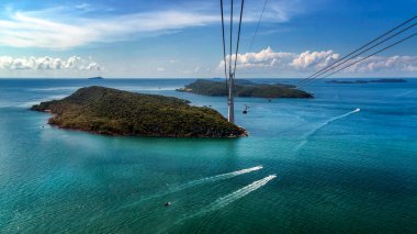 Teleferikten çıkan suyun ortasında bir ada.