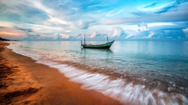 Sahilde su üstünde bir tekne.