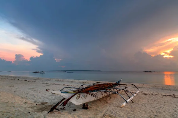 Лодка Сидящая Песчаном Пляже — стоковое фото