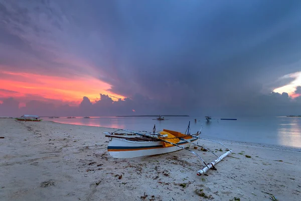 Barco Sentado Parte Superior Una Playa Arena Amanecer — Foto de Stock