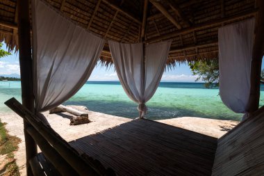 Plajda tropikal görünümlü bir yatak.