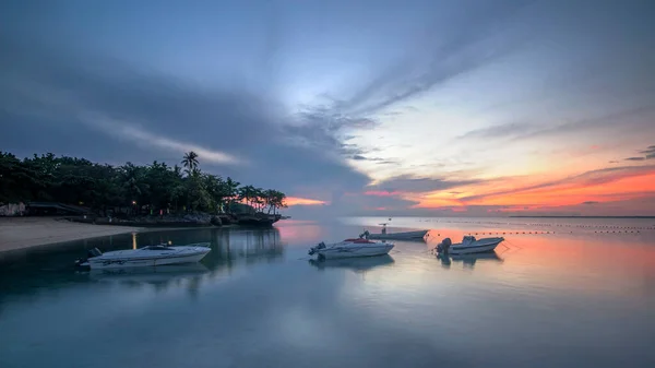 Pequeño Bote Cuerpo Agua Amanecer — Foto de Stock