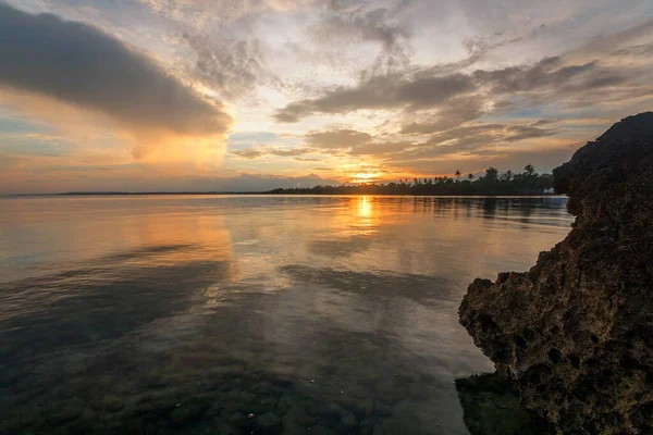 Водоем Горой Заднем Плане — стоковое фото