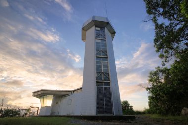 Sabah ışığında bir deniz feneri