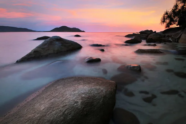 Różowy Wschód Słońca Skałach Plaży — Zdjęcie stockowe